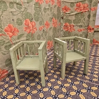 lysegroenne-trae-karmstole-gamle-svenske-dukkehus-indretning